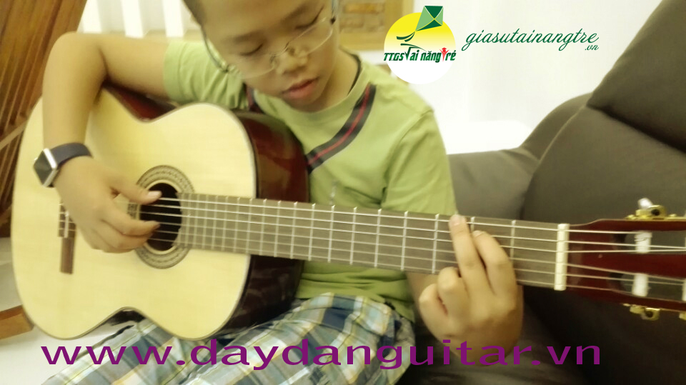 dạy đàn guitar cho trẻ tại nhà 