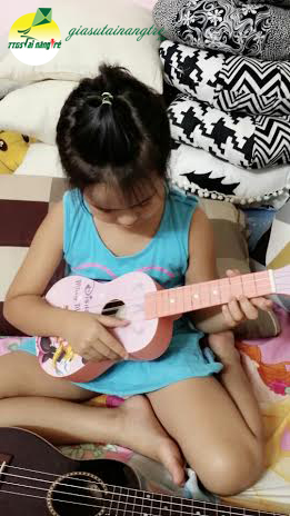 dạy kèm đàn ukulele cho trẻ em