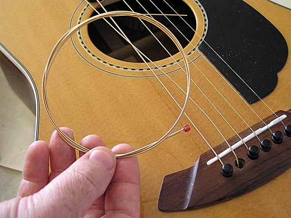 Nên lựa chọn đàn Guitar dây sắt hay dây nylon