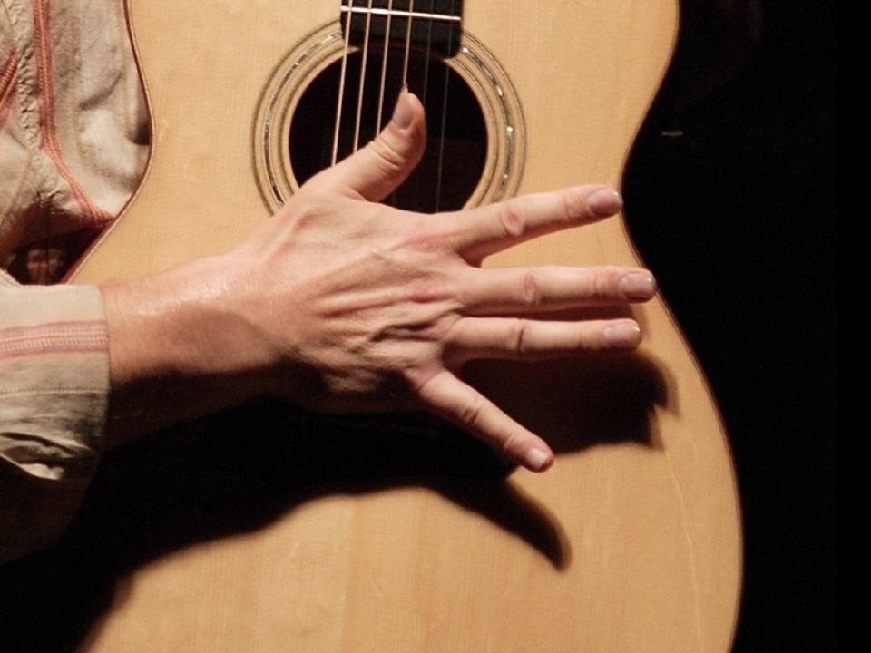 Người có bàn tay nhỏ có nên học Guitar hay không?